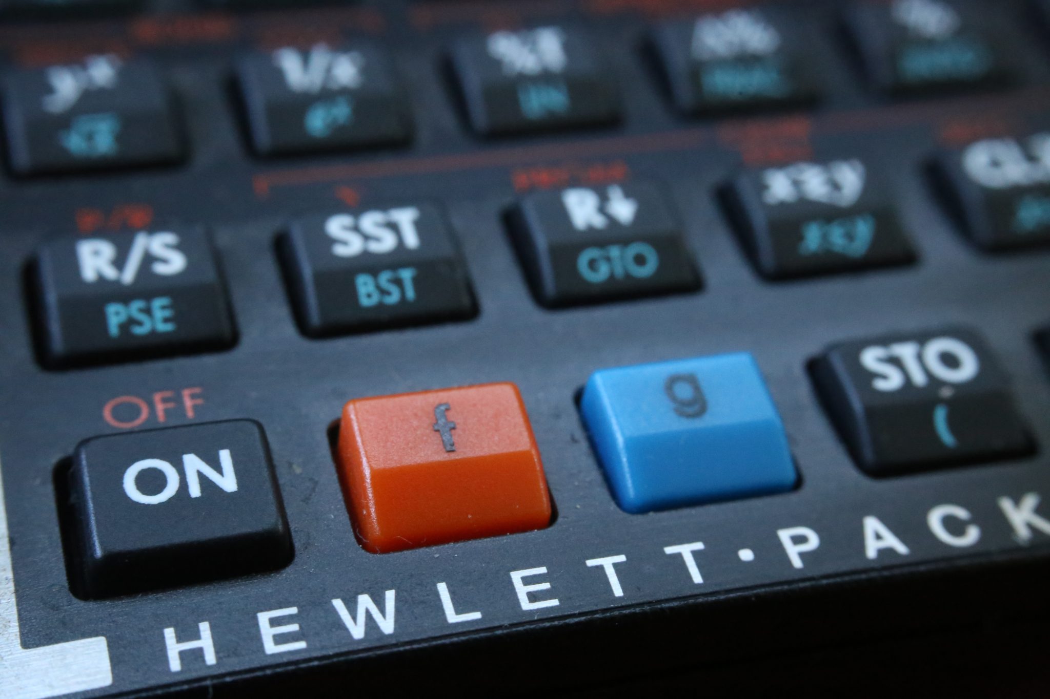 Primer plano de las teclas de una calculadora científica