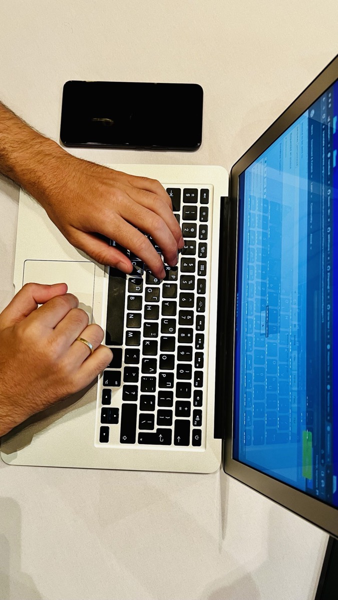 Persona trabajando en portátil, gestionando su negocio con ayuda de la tecnología